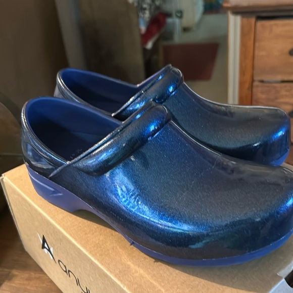 👟🦋🥿Blue slip resistant Clogs 🦋♥️ - Picture 1 of 5